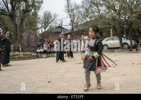 Basha place du village avec de petits girl dancing, Basha Village des armes à feu, la province du Guizhou, Chine Banque D'Images