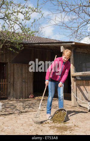 Allemagne Bavière grange nettoyage Femme Banque D'Images