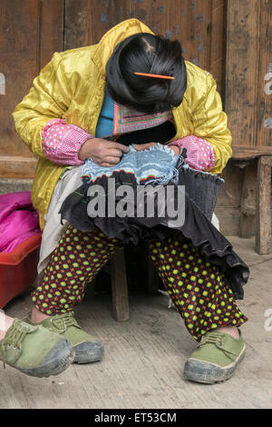 Basha femme Miao Fumeurs Prix de costumes traditionnels, Basha Village des armes à feu, la province du Guizhou, Chine Banque D'Images