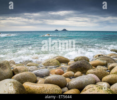 Plage de Porth, couverte de blocs Nanven à la fin de lit bébé Vallée avec le Brisons sur l'Horizon, Cornwall England UK Europe Banque D'Images