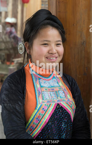 Basha Miao femme avec style de cheveux traditionnelles et des armes à feu, Basha Village, province de Guizhou, Chine Banque D'Images