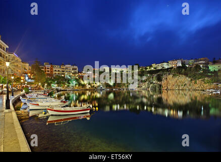 Ville d'Agios Nikolaos et la "puits sans fond" lac de Voulismeni, Lassithi, Crète, Grèce. Banque D'Images