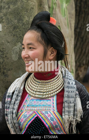 Femme Miao Basha dans une tenue traditionnelle et style de cheveux, Basha Village des armes à feu, la province du Guizhou, Chine Banque D'Images