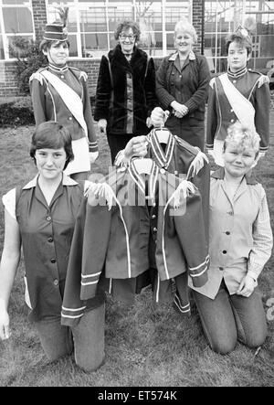 Aller pour une Burton a payé pour un juvénile de Cleveland jazz band pour deux stagiaires à l'usine de confection Guisborough Burtons ont aidé à croix le Loftus Greenjackets avec de nouveaux uniformes. Roisième 17 couturières Gillian et Debbie Goodall 16 ont fait 56 vestes et des châssis pour le groupe tout en travaillant à l'usine sur un dispositif de formation des jeunes et les tenues hier ont été remis à la bande. L'agent du personnel Burtons Barbara Jacobs a dit du travail fourni Burtons et la bande a fourni le matériel. Sur la photo L - R Gillian Hird (17) YTS Claire Boyes (12) Loftus Greenjackets Banque D'Images