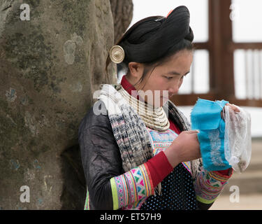 Basha Miao femme avec cheveux style traditionnel travaillant à sa broderie, Basha Village des armes à feu, la province du Guizhou, Chine Banque D'Images