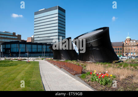 Nouveau Siècle de Angel Square, Manchester, Royaume-Uni. Les objets au premier plan sont pour un système de chauffage et de ventilation. Banque D'Images