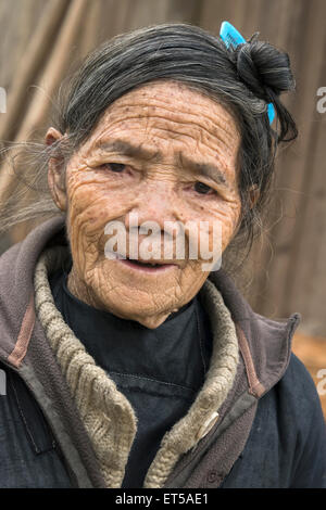 Portrait d'une femme Miao Basha, aîné Basha Gun Village, province de Guizhou, Chine Banque D'Images