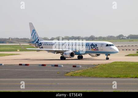 Flybe Embraer ERJ-195 (G-FBEI) roulage sur l'Aéroport International de Manchester de circulation. Banque D'Images