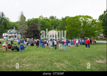 Anciens combattants et observer les villageois dans la journée commémorative Townshend Vermont Banque D'Images