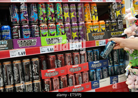 Allée avec une variété de boissons énergétiques à l'intérieur des cannettes dans un supermarché Kaufland. Banque D'Images