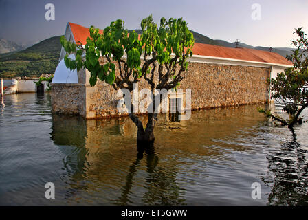 L'encrage, Sfendyli 'village' dans le lac artificiel créé par le barrage de Aposelemis, Héraklion, Crète, Grèce Banque D'Images