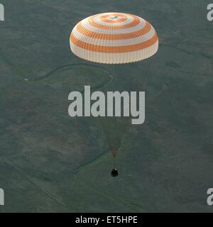 La Fédération russe Soyouz TMA-15M parachutes à la masse avec équipage Expédition 43 Terry Virts commandant d'équipage de la NASA et le cosmonaute Anton Shkaplerov de Roskosmos et Samantha Cristoforetti astronaute italien de l'Agence spatiale européenne dans une région éloignée, le 11 juin 2015 près de Zhezkazgan, au Kazakhstan. L'équipage est de retour après plus de six mois à bord de la Station spatiale internationale. Banque D'Images