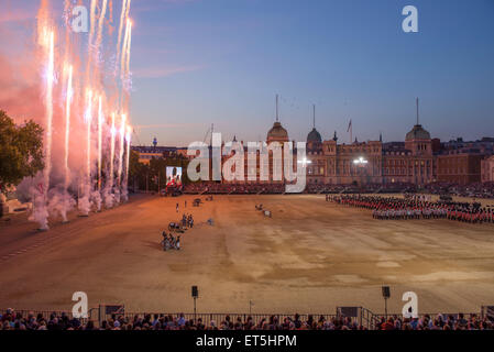 Horse Guards Parade, Londres, Royaume-Uni. 11 Juin, 2015. L'invité d'honneur est Son Altesse Royale la duchesse de Cornouailles à la sonnerie de la retraite de la Division des ménages Waterloo 200 qui a lieu sur une chaude soirée d'été avec une reconstitution de la bataille de Waterloo, commémorant le 200e anniversaire et se terminant par un spectaculaire écran firwork. Credit : Malcolm Park editorial/Alamy Live News Banque D'Images