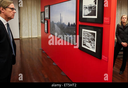 Berlin. 11 Juin, 2015. Vous pourrez voir les photos lors de l'exposition Chine vol à l'ambassade de Chine à Berlin, Allemagne, le 11 juin 2015. Une exposition connue comme la Chine étapes de vol à l'ambassade de Chine à Berlin le 11 juillet avec des vieilles photos de Chine prises par l'Allemand pionnier de l'aviation décédé Wulf-Diether Castell-Ruedenhausen Graf zu en 1930. Credit : Zhang Fan/Xinhua/Alamy Live News Banque D'Images