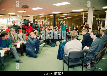 Hall Garth Comprehensive School, Middlesbrough, lundi 28 mars 1994. Un homme masqué, portant un fusil de chasse et de couteaux, ont fait irruption dans une salle de classe, l'enseignant a ordonné, alignés sur tous les garçons contre un mur et puis s'est jeté sur trois filles avec un couteau. Nikki Conroy, 12 ans, a été tué et deux de ses camarades, Emma l'hiver et Michelle Reeve, 13 laïcs, saignant abondamment de blessures. En décembre 1995, killer Stephen Wilkinson, a été reconnu coupable d'homicide involontaire coupable avec responsabilité atténuée, et enfermés indéfiniment dans un hôpital. Sur la photo. News Conférence de presse tenue au siège de la police Banque D'Images