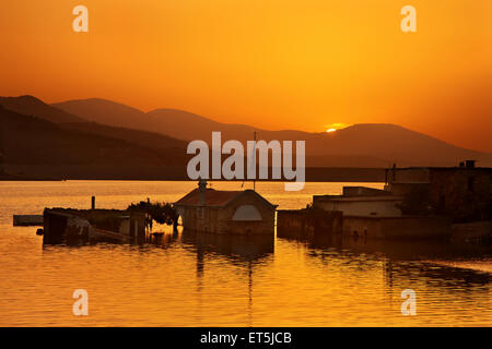 Coucher du soleil à Sfendyli, le "village" d'encrage dans le lac artificiel créé par le barrage de Aposelemis, Héraklion, Crète, Grèce Banque D'Images