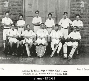 Communauté catholique Antonio de Souza High School Cricket Team gagnant du DocHeredia Cricket Shield Bombay Mumbai Maharashtra Indian 1923 millésime indien Banque D'Images