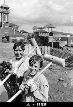 Les enfants de St Hilda jouer scheme prendre part à une guerre de deux jours sur la litière de la rue et d'ordures, qu'ils aident à nettoyer leur succession comme partie de l'ordre dans la campagne d'action publique de Middlesbrough. En arrière-plan, l'Ancien hôtel de ville et de tees Transporter Bridge, Mi Banque D'Images