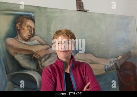 Portrait d'une artiste féminine devant une toile, Bavière, Allemagne Banque D'Images