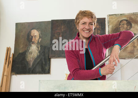 Portrait d'une artiste féminine smiling in her Studio, Bavière, Allemagne Banque D'Images