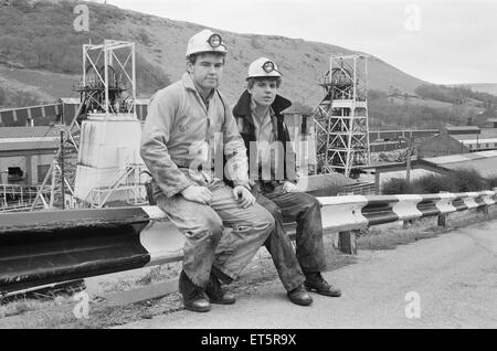 Les mineurs de charbon Phillip Jenkins (à gauche) et Chris Lee vu ici à l'Taff Merthyr Colliery, Galles du Sud. 23 Mars 1983 Banque D'Images