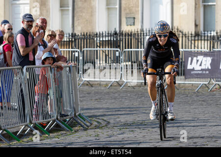 Bath, Royaume-Uni, 11 juin 2015. Avec le célèbre Royal Crescent de Bath en arrière-plan, Dani King, médaillée d'or olympique de 2012, est photographiée alors qu'elle se dirige vers la victoire dans la cinquième et dernière manche de la course cycliste professionnelle féminine Matrix Fitness Grand Prix Series crédit : lynchpics/Alamy Live News Banque D'Images