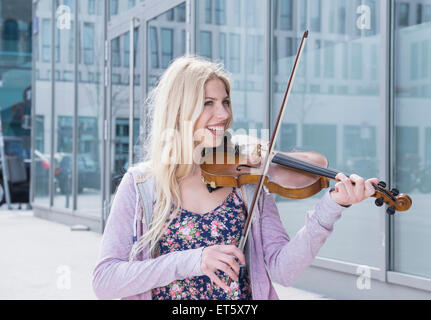 Portrait of teenage girl musicien à jouer du violon, Munich, Bavière, Allemagne Banque D'Images