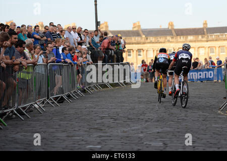 Bath, Royaume-Uni. 11 Juin, 2015. Les cyclistes en compétition dans la série tournée Pearl Izumi à Bath le 11 6 2015. Crédit : Andrew Peat/Alamy Live News Banque D'Images