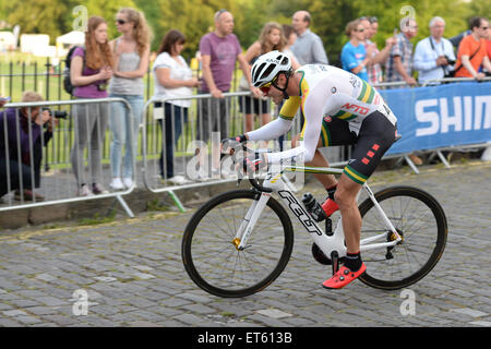 Bath, Royaume-Uni. 11 Juin, 2015. Champion du critérium australien Steele Von Hoff (NFTO) entre dans le Royal Crescent au cours de la Série Pearl Izumi Tour à Bath le 11 6 2015. Crédit : Andrew Peat/Alamy Live News Banque D'Images