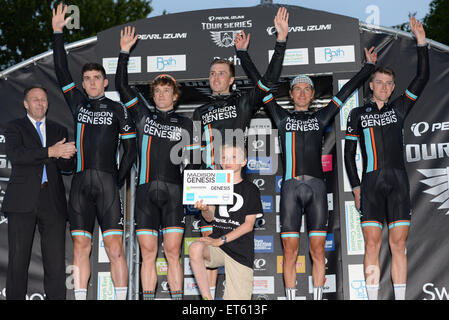 Bath, Royaume-Uni. 11 Juin, 2015. Madison équipe Genèse célébrer remportant le Pearl Izumi Tour Series à Bath le 11 6 2015. L'équipe étaient sur le niveau de points avec l'un des rivaux Pro Cycling entrant dans la dernière des dix tours. Crédit : Andrew Peat/Alamy Live News Banque D'Images