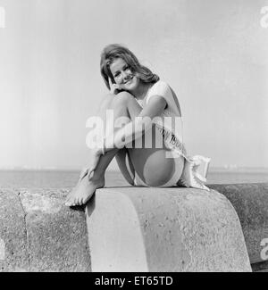 Carole Fletcher, 19 de Southport, couronnée Miss New Brighton, Cheshire, 24 août 1966. Banque D'Images