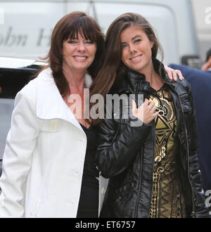 Vicki Michelle et sa fille Louise en dehors des Studios ITV comprend : Vicki Michelle et Louise Michelle Où : London, Royaume-Uni Quand : 12 Déc 2014 Crédit : Rocky/WENN.com Banque D'Images