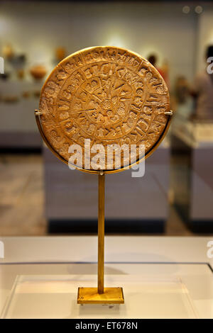 Le célèbre disque de Phaistos et énigmatique dans le musée archéologique d'Héraklion, Crète, Grèce Banque D'Images