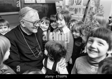 Le docteur Patrick Dwyer, l'Église catholique romaine, archevêque de Birmingham, passe la matinée à parler aux élèves de la Saint Nom de l'école primaire catholique romaine à Cross Lane, Great Barr. Sur la photo, le 19 novembre 1979. Les jeunes sont à confirmer par lui à Banque D'Images