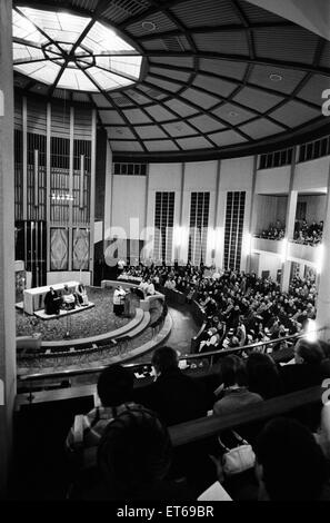 L'unité de l'Eglise, 24 janvier 1972. Menée par l'évêque de Birmingham, la Rt Rev Laurence Brown et l'archevêque de Birmingham, Mgr George Dwyer, au St Catherine Église catholique romaine à Bristol Street, Birmingham, le 24 janvier 1972. Banque D'Images