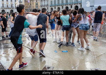 Turin, Italie. 11 Juin, 2015. Des centaines d'étudiants se sont rassemblés pour célébrer le dernier jour de l'école. C'est tradition pour se baigner dans les fontaines de la Place du Château entre joie et plaisir. Crédit : Elena Aquila/Pacific Press/Alamy Live News Banque D'Images