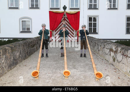 Comtesse Stephanie von Pfuel vous ouvre les portes de son château pour le Tuessling Marché de Noël comprend : Alphornblaeser Où : Munich, Allemagne Quand : 12 Déc 2014 Crédit : Franco Gulotta/WENN.com Banque D'Images