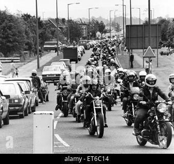 Des centaines de motards à travers filetés à Cleveland le week-end pour protester contre une loi qu'ils demander de supprimer leur liberté. Les cavaliers de tous les coins du pays ont pris part à la manifestation qui a commencé à la zone industrielle de Teesside en Thornaby et a pris les motocyclistes à travers Stockton et Middlesbrough à Redcar. 15 novembre 1991. Banque D'Images