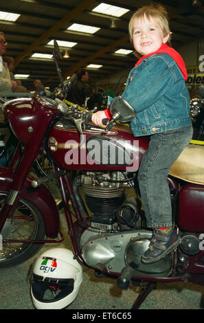 Michael Tilley, âgés de trois ans et demi, fait l'essai d'une Ariel 1956 500cc au Classic Bike Show. 28 mars 1993. Banque D'Images