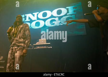 Snoop Dogg tenu plus d'une heure d'attente des fans de Leeds, arriver après 10:00 PM pour son 9:00 PM concert. Fans hués le rappeur américain, qui s'est finalement produite sur scène fumer un cigare roulé à la main, en violation de la législation britannique de fumeurs. Avec Snoop Dogg : où : Leeds, Royaume-Uni Quand : 12 Déc 2014 Crédit : WENN.com Banque D'Images