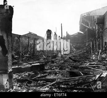 Scène de destruction à Belle Vue, Manchester après la pause d'un incendie dans le parc en octobre 1964, dans l'angle nord-ouest près de la speedway stadium dans le Cumberland et Windermere Suites. Le feu requis qu'un jeu de bingo dans la proximité de l'hôtel de Kings être abandonnées et 3 000 personnes ont été évacuées. Quatre camions de pompiers ont répondu à l'incendie et un total de 75 pompiers. Deux pompiers ont été blessés dans l'incendie. Banque D'Images