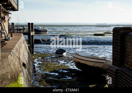 Cale de bateau, à côté de la rue High Street dans le vieux Leigh menant à l'estran à marée basse. Banque D'Images