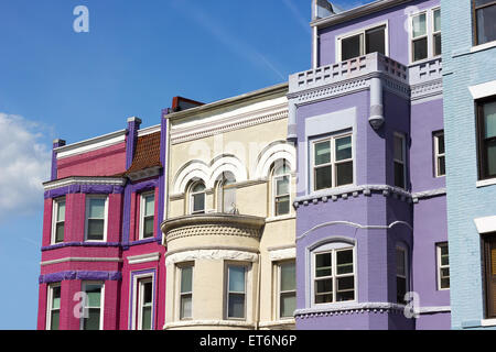 Maisons en rangées sur une journée ensoleillée à Washington DC, USA. Banque D'Images