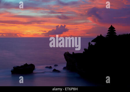 Bali - symbole hindou antique temple Pura Tanah Lot sur le coucher du soleil sur les falaises de la côte sud de l'île de Bali. Banque D'Images