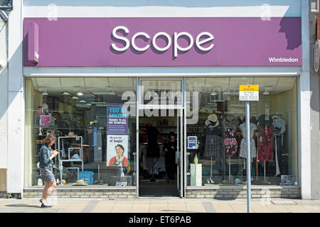 Portée de l'extérieur d'un magasin de charité à Wimbledon, Angleterre Banque D'Images