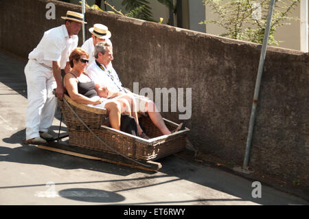 Bei Monte Funchal, panier en osier Toboggan Traîneau, De Monte à Funchal, Madère, Portugal, Banque D'Images