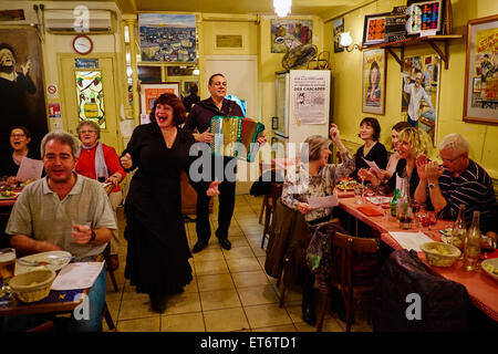 France, Paris (75), Restaurant le Vieux Belleville, 12 rue Envierges, 75020 Paris, soirée Piaf avec Michel Reffutin (accordeon) Banque D'Images