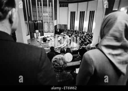 L'unité de l'Eglise, 24 janvier 1972. Menée par l'évêque de Birmingham, la Rt Rev Laurence Brown et l'archevêque de Birmingham, Mgr George Dwyer, au St Catherine Église catholique romaine à Bristol Street, Birmingham, le 24 janvier 1972. Banque D'Images