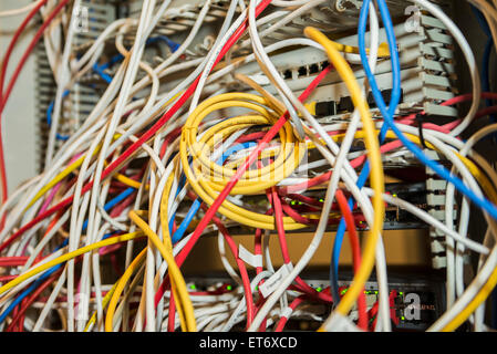 Lan Ethernet câbles connectés au routeur de réseau, Munich, Bavière, Allemagne Banque D'Images