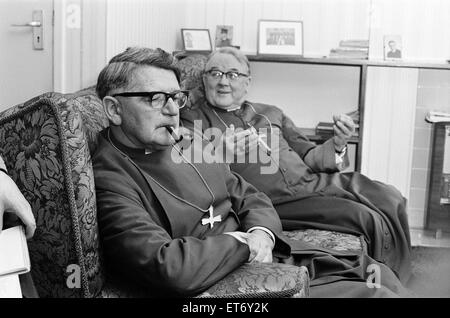 L'évêque de Birmingham, la Rt Rev Laurence Brown et l'archevêque de Birmingham, Mgr George Dwyer, photographié lors d'une conférence de presse dans le presbytère de Sainte Catherine, Église catholique romaine à Bristol Street, Birmingham, le 24 janvier 1972. Ils Banque D'Images